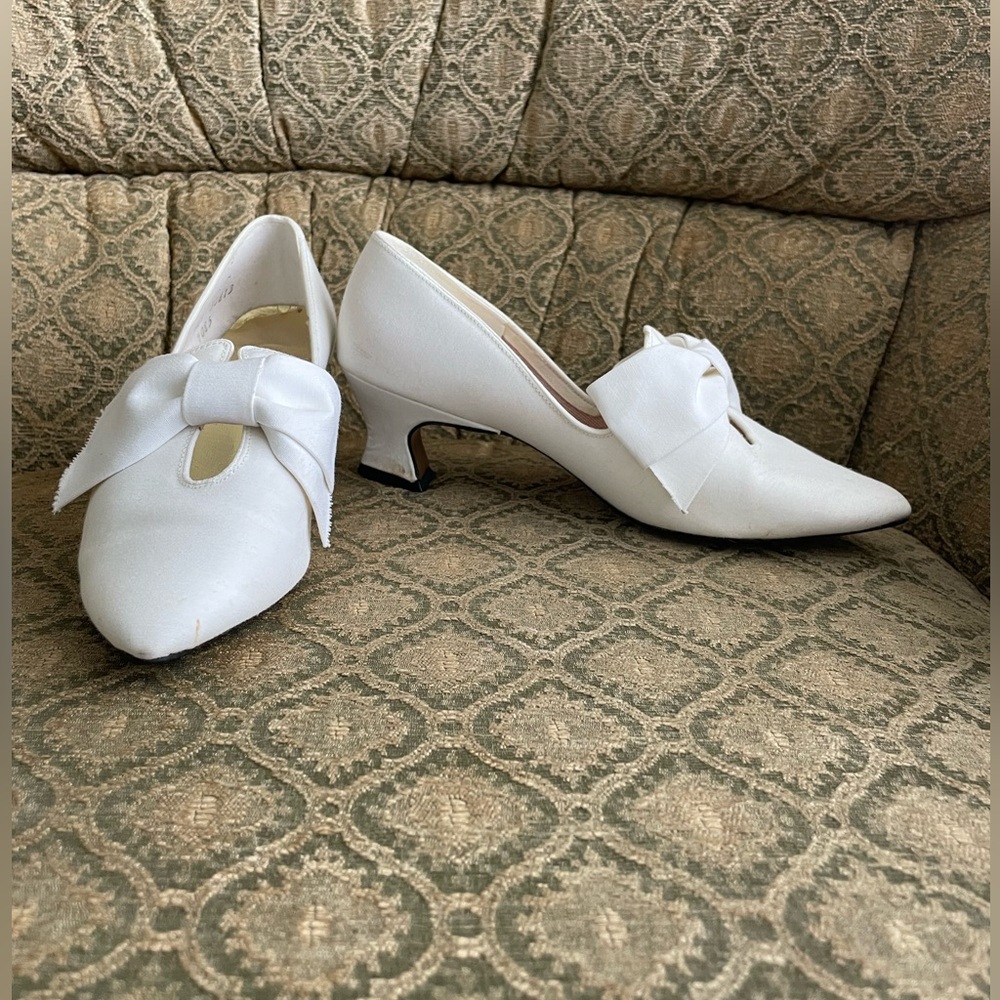 Beautiful Dolce by Pierre white with bow dress shoes